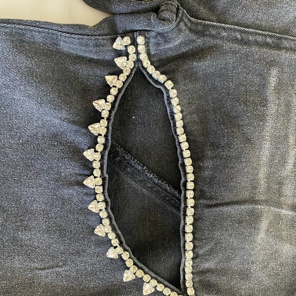 ✨ NWT CHELIZE Rhinestone Heart Pocket Jeans ✨
Size: Medium can fit a (4-6) - Picture 5 of 6